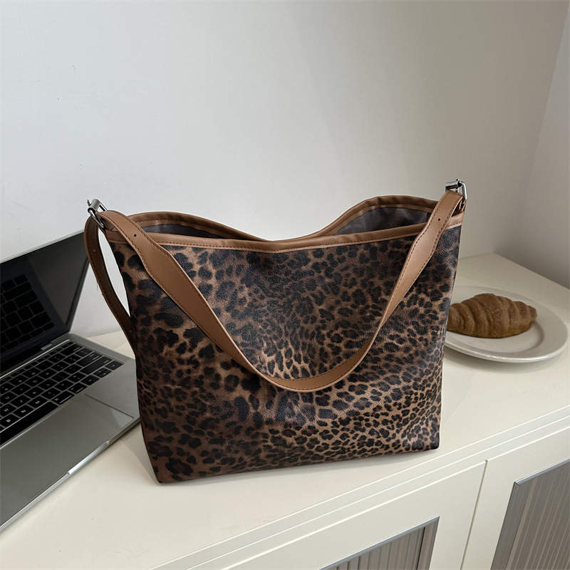 Bolso de moda de gran capacidad 2024, nuevo estilo coreano leopardo mochila retro ocio viaje bolsa de hombro