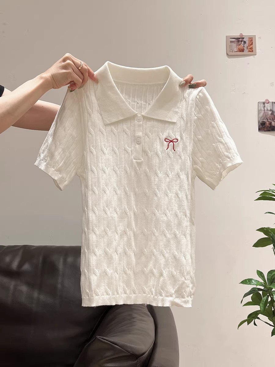 Áo thun nữ cổ Polo thêu họa tiết thừng xoắn kiểu Hàn Quốc — màu mơ