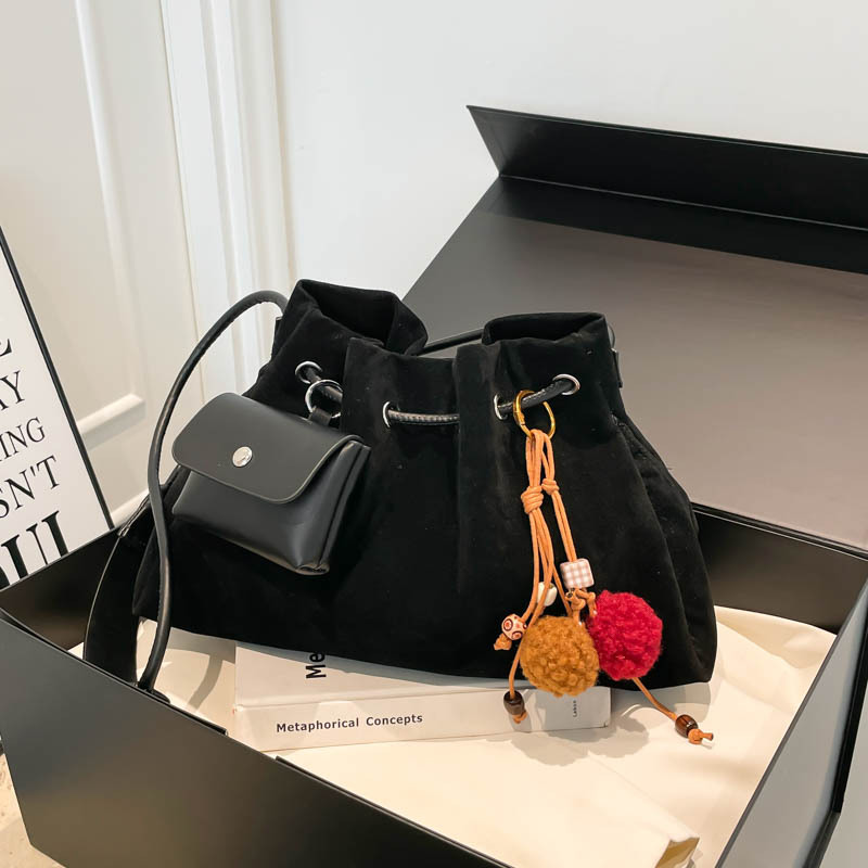 Bolsa de invierno de mujer 2025 nuevo estilo de moda de alta calidad sensación ligera de lujo bolso de cubo de cuerda de dibujo bolso de hombro