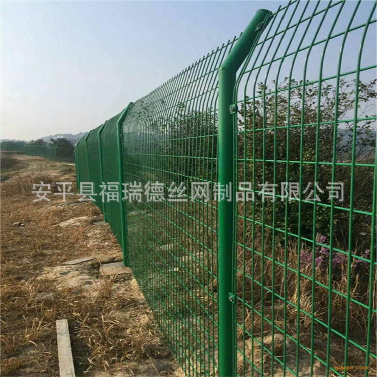 圈地护栏围网/铁丝围墙网现货