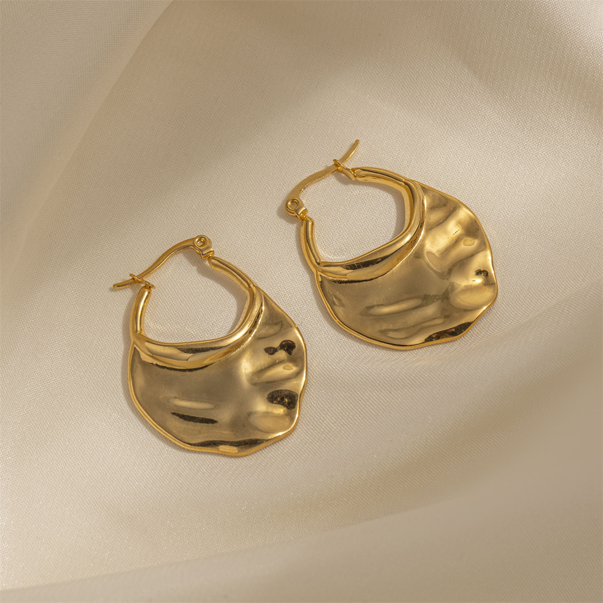 Taena Pendientes de acero inoxidable europeos y americanos, lujo ligero, diseño de nicho de alta gama, pendientes de acero de titanio de superficie brillante, joyería de explosión transfronteriza