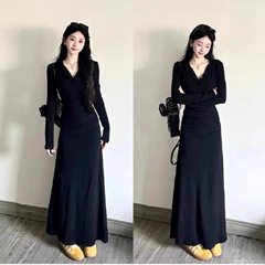 赫本风法式黑色连帽长袖连衣裙女早秋季新款高级感修身收腰长裙子