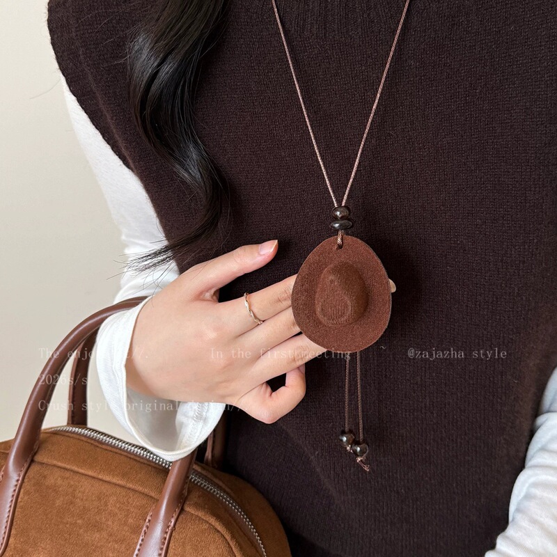 Vintage-style, earthy-toned hat pendant, long necklace, niche design, exudes a sophisticated and unique vibe, a creative and versatile sweater chain Vintage-style, earthy-toned hat pendant, long necklace, niche design, exudes a sophisticated and unique vibe, a creative and versatile sweater chain