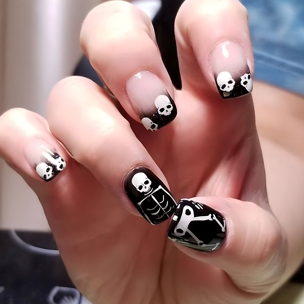 Piezas de decoración de uñas con diseño de calavera estilo Halloween europeo y americano, uñas postizas únicas y divertidas, pegatinas de uñas modernas para chicas a la moda.