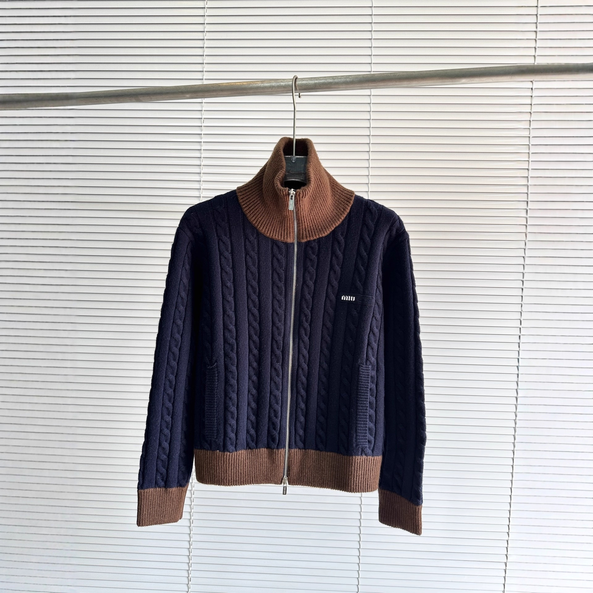 南油高品喵喵2025秋冬新款双拉链字母logo半高领撞色针织开衫