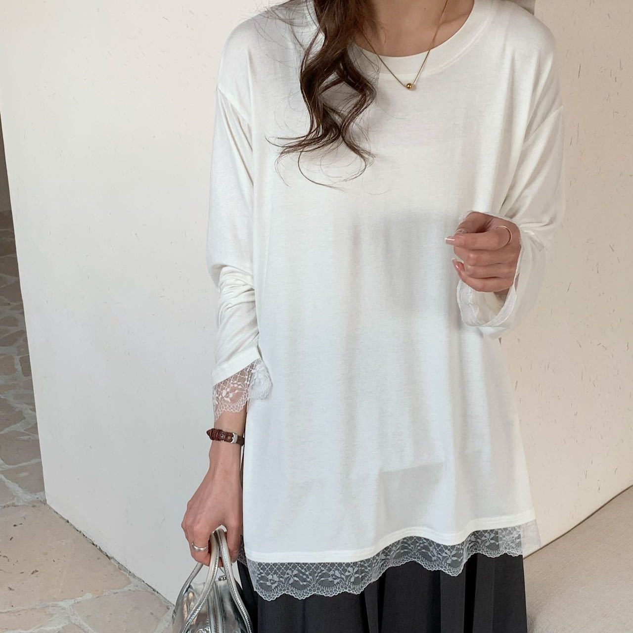 Diseño de la camisa de fondo con costuras de encaje de todo fósforo 2024 otoño e invierno nuevo estilo lijado adelgazante top temperamento de moda femenina