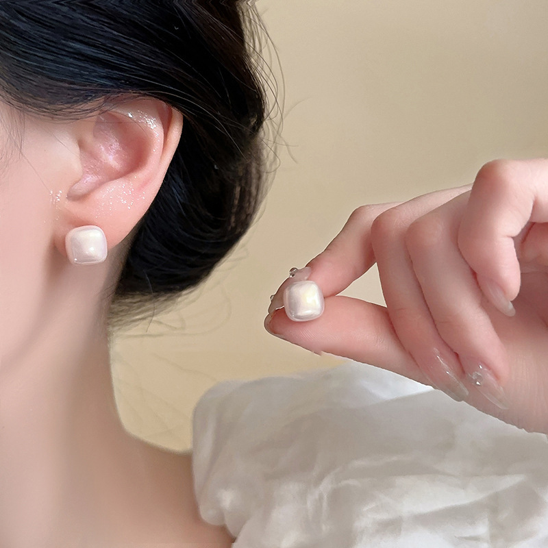 Square Pearl Silver Needle Earrings Women's Light Luxury Niche High-end Elegant Earrings New Simple All-match Western Style Earrings Square Pearl Silver Needle Earrings Women's Light Luxury Niche High-end Elegant Earrings New Simple All-match Western Style Earrings