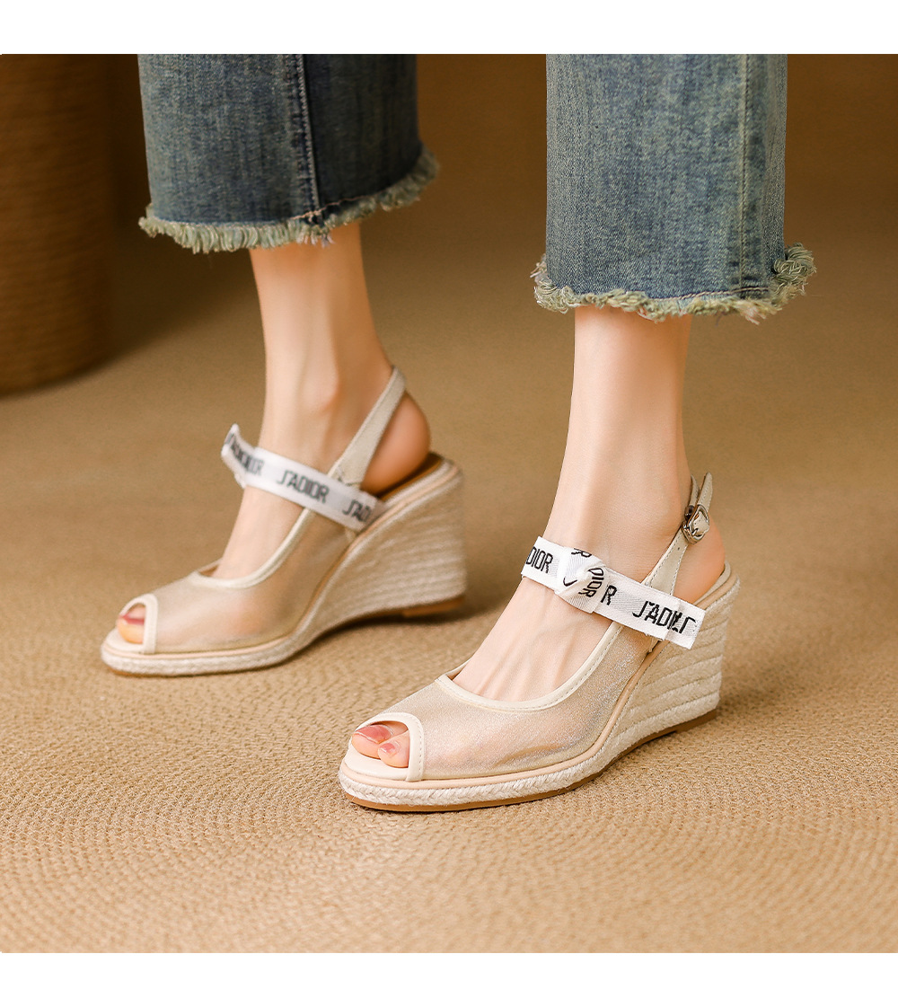 Sandal cao gót nữ hở mũi phong cách nghỉ dưỡng, đế xuồng đan rơm, quai một dây ngang, gót 9 cm — màu trắng ngà, chấm bi be chi tiết 4