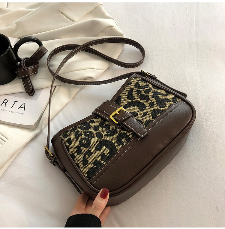 Fashion One-shoulder Handbags 2021 New Autumn And Winter Simple Stitching Leopard Print Underarm Bag display picture 25