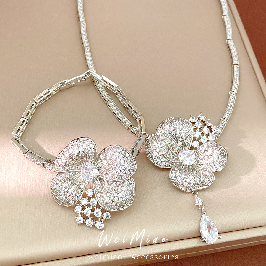 Collar de gota de flores de piedra ligeramente lujoso nicho cerradura palacio estilo sofisticado conjunto de joyería de alto nivel al por mayor
