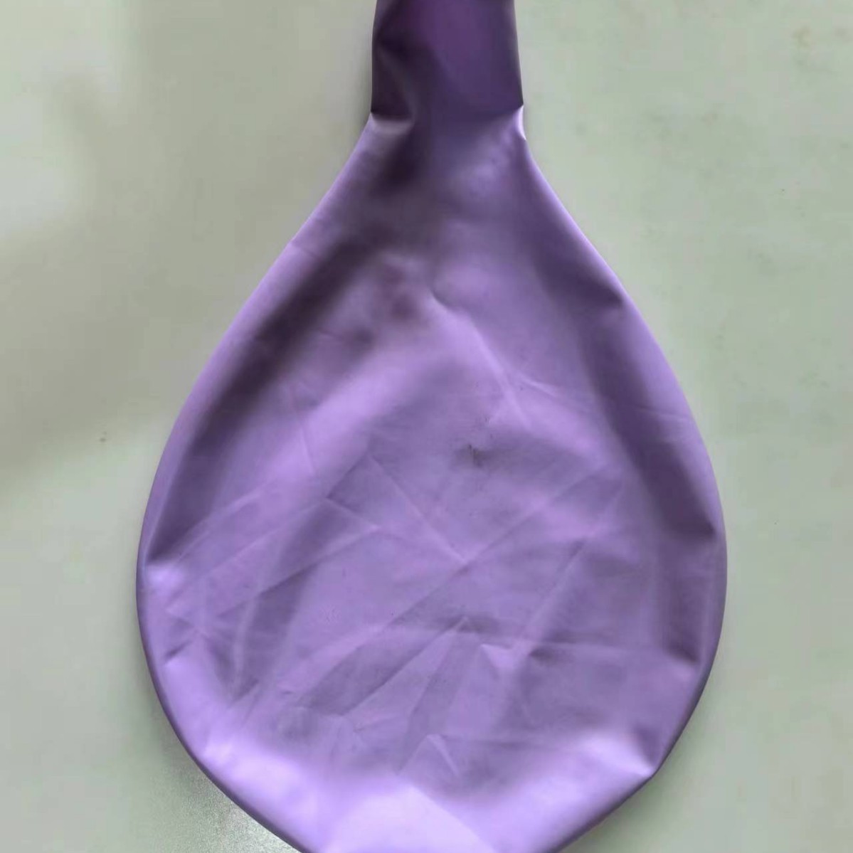 Большие плоские макароны диаметром 36 дюймов фиолетового цвета