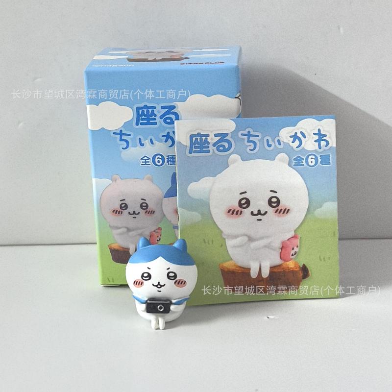 自虐的なクマ ジーイカワバハチ オーナメント ブラインドボックス人形 座っているクマの表情 テーブルエッジ 座っているオーナメント|undefined