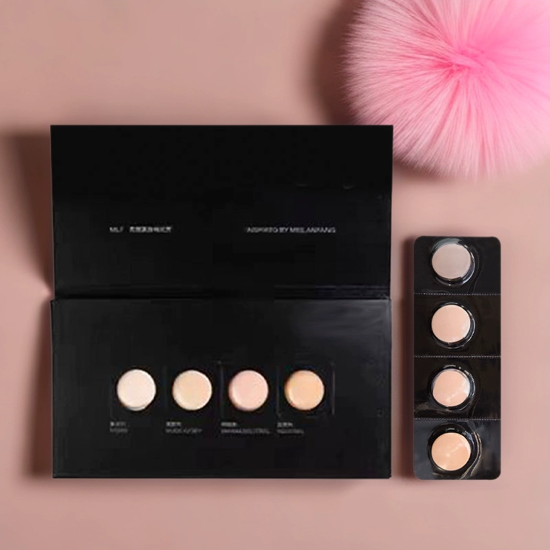 Образцы тонального крема и консилера в блистерной упаковке от производителя косметики