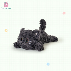 多くは正規版の子猫を愛して腹ばいになります。