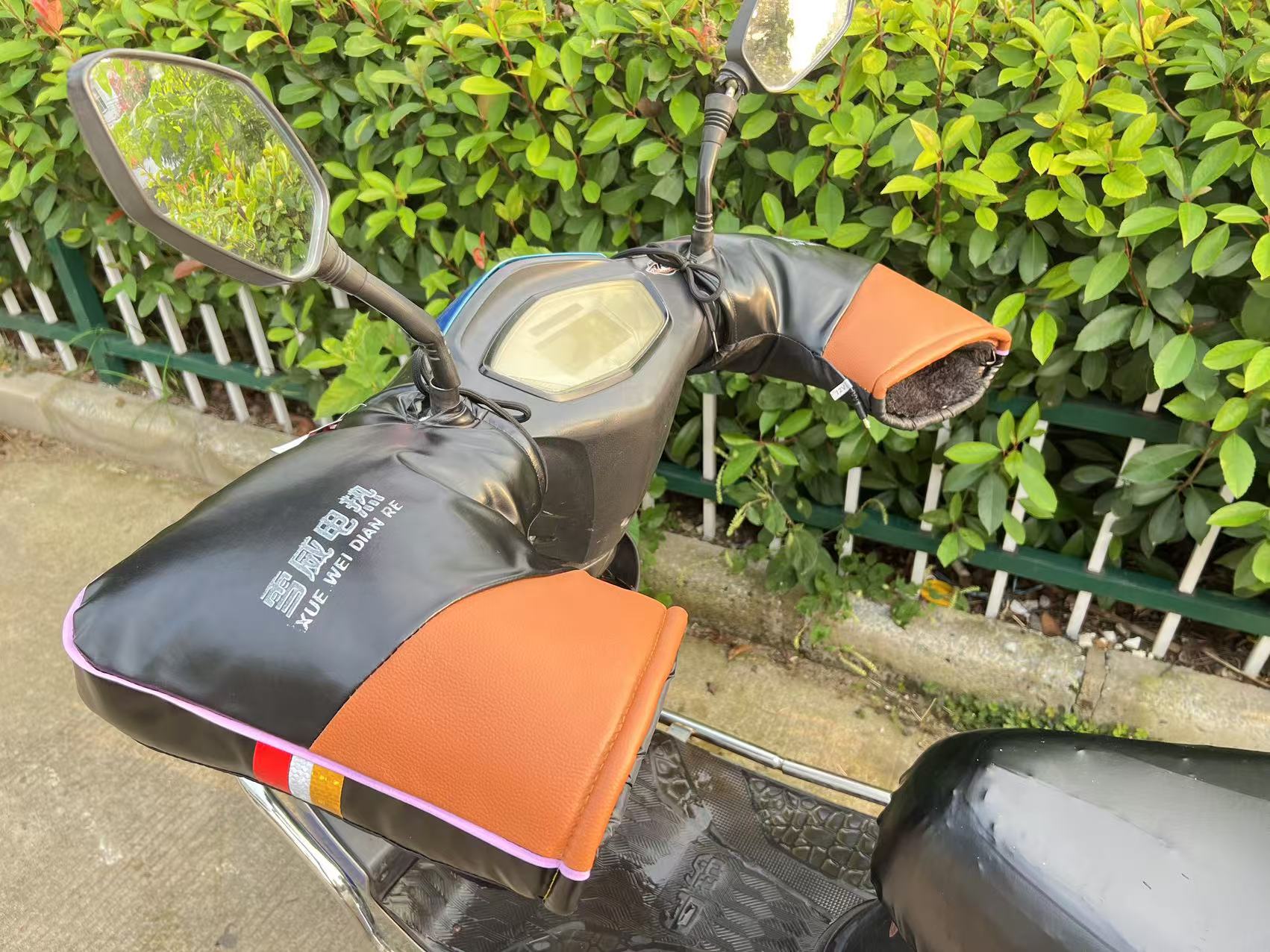 Universal electric heated handlebar covers for electric scooters and mopeds, winter electric heated handgrip covers 48V 60V 72V
