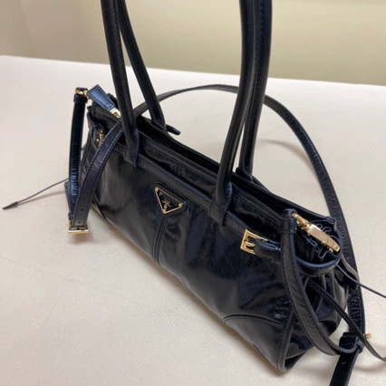 Сумка через плечо (Prada) Softlux масляно-вощёная кожа, ретро бочкообразная, чёрная, 32×15,5×12 см