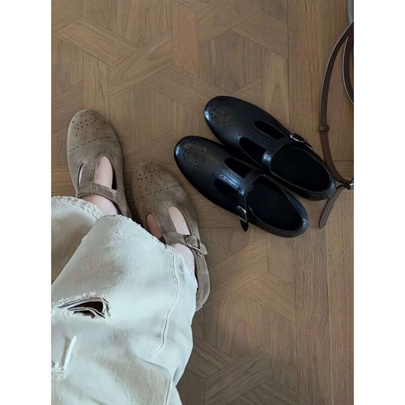 Giày bệt Mary Jane mũi tròn da lộn chạm khắc khóa chữ T phong cách retro, đế bằng 1 cm — Màu kaki, màu đen
