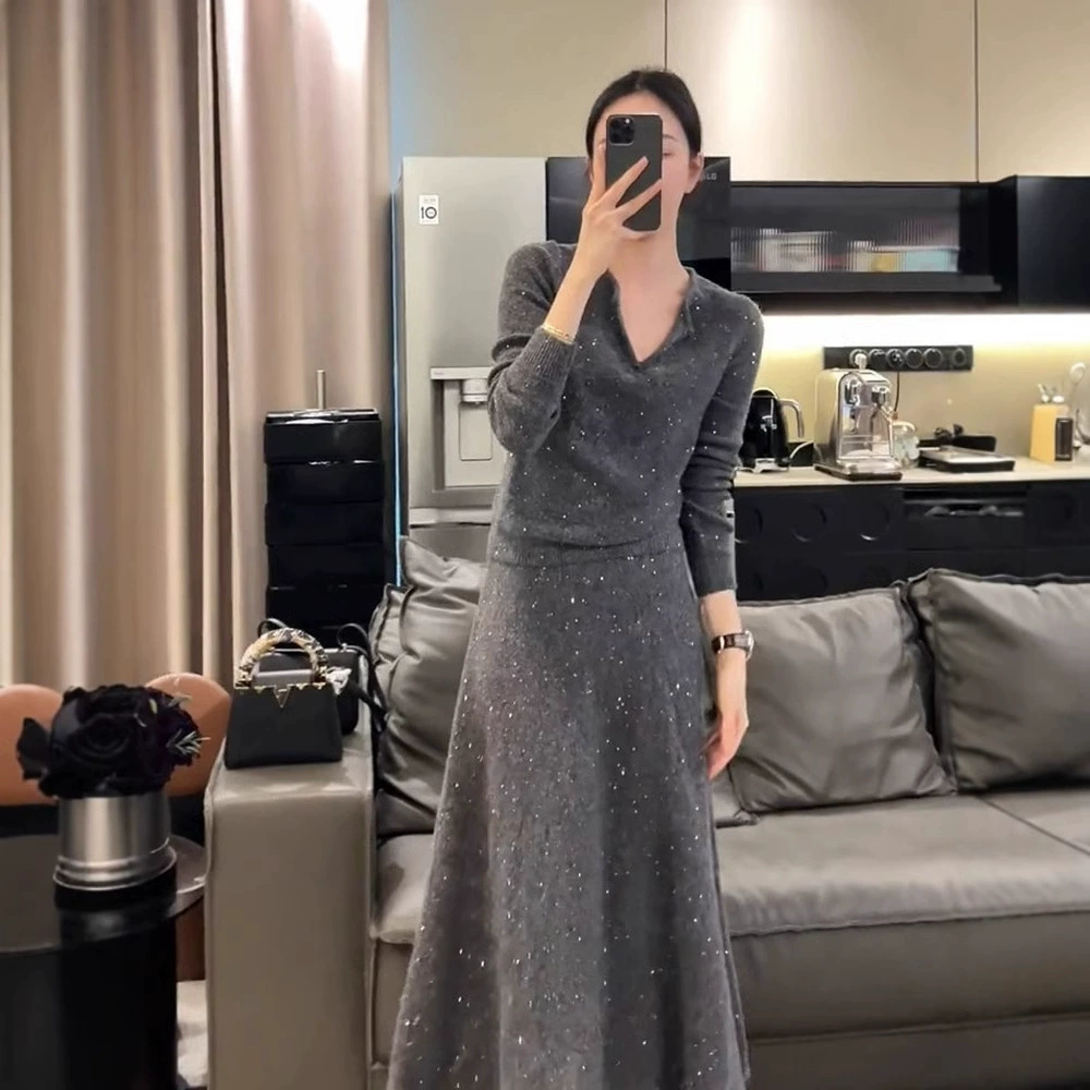 Женский трикотажный костюм в гонконгском стиле, осень-зима 2025: элегантный высококачественный комплект из свитера и юбки.