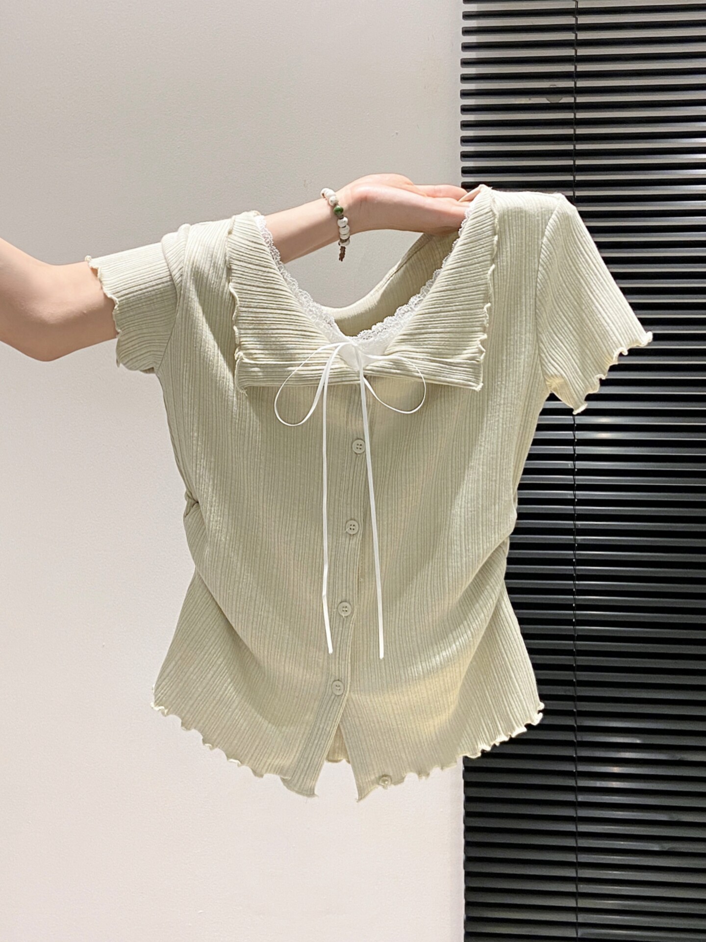 Áo thun nữ tay ngắn cổ tròn phối nơ ren giả hai lớp phong cách Hàn Quốc — màu trắng