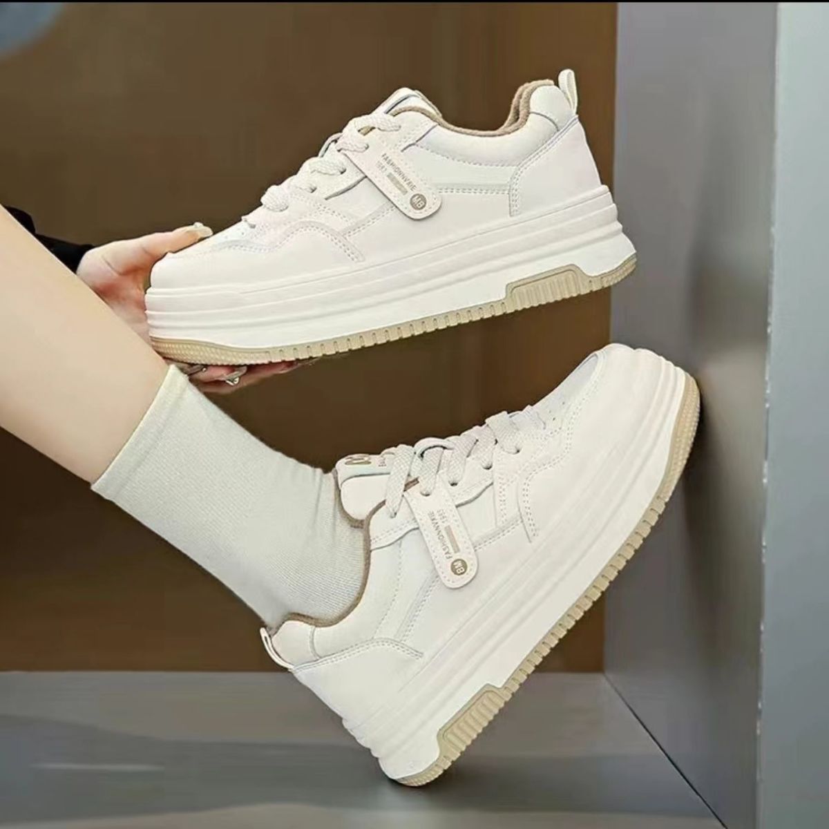 Zapatos de skate para mujeres 2024 nuevos zapatos de muffin de soleas gruesas de otoño todos los tipos de deportes casuales Panda nicho explosivo zapatos blancos pequeños