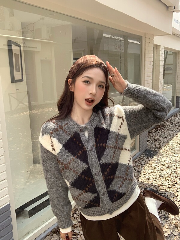Lazy Style Round Neck Rhombus Single-Breasted Knitted Sweater Women's 2025 Winter New Versatile Loose Slimming Look Top