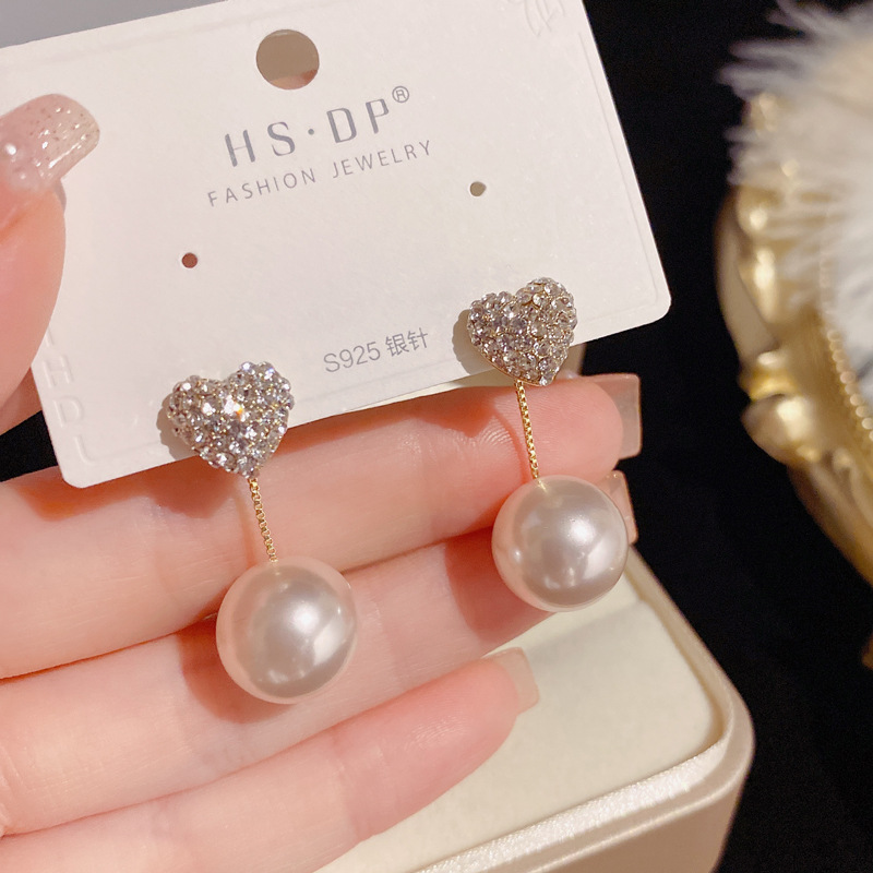 Una perla de dos piezas con diamantes incrustados pendientes encantadores nicho pendientes de aguja de plata 2022 nuevos pendientes de chica de temperamento de moda