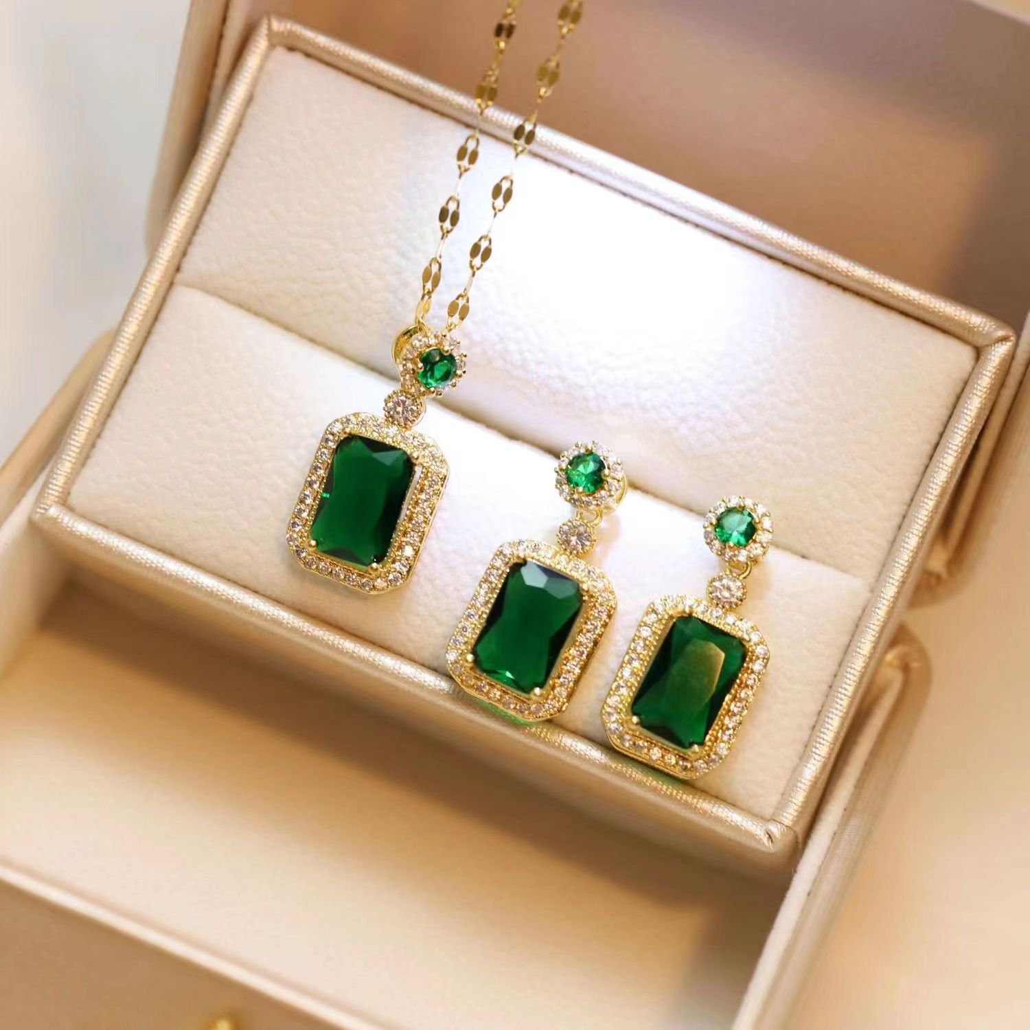高级感祖母绿珍珠水晶项链耳环戒指手链石锁骨链耳钉绿宝石三件套