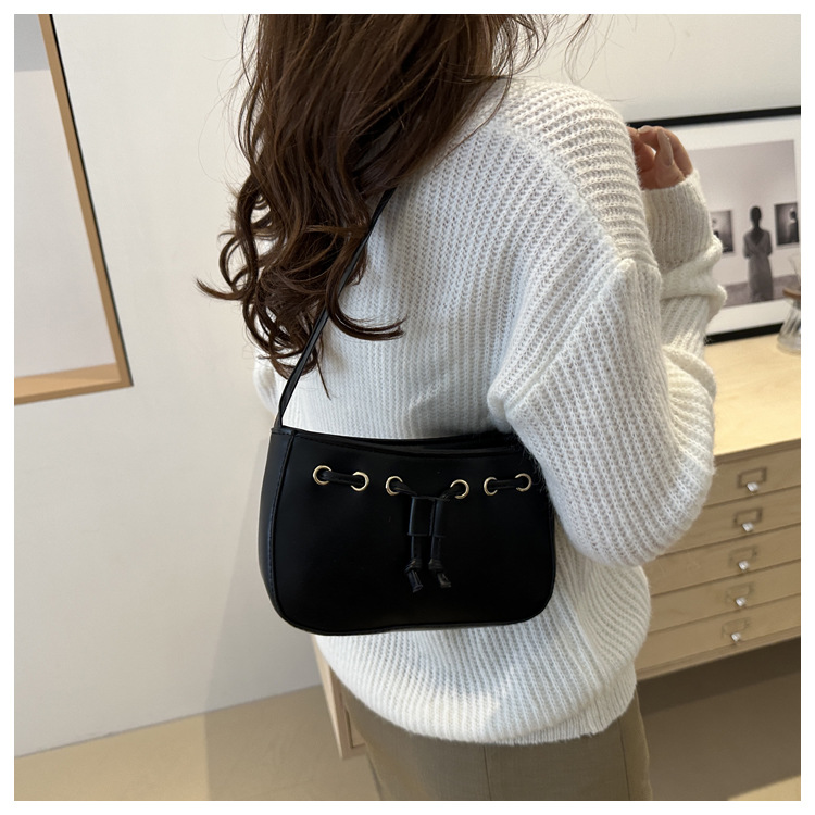 The new autumn/winter 2024 collection of women's bags features a retro and simple Korean-style underarm bag. This year, hand-held bags are in vogue, exuding a sense of sophistication undefined