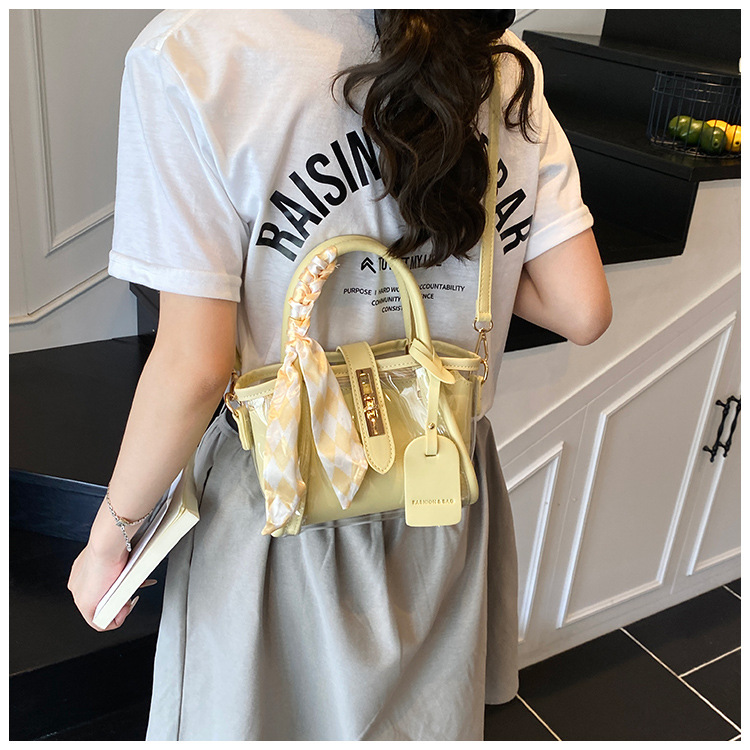 This year's popular women's handbag features a new, stylish and versatile hand-held crossbody bag with a Korean niche design and a bucket bag undefined
