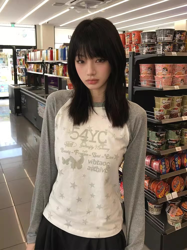 เสื้อยืดแขนยาวสไตล์วินเทจแบบอเมริกัน แมทช์ลุคง่าย สำหรับผู้หญิง ฤดูใบไม้ร่วง–ฤดูหนาว รุ่นใหม่ ดีไซน์เก๋ พิมพ์ลาย เข้ารูป ใส่แล้วดูผอมเพรียว เสื้อตัวในแฟชั่น