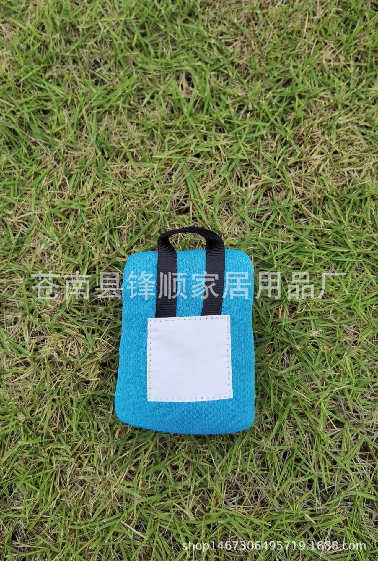 파란색과 흰색 레이블
