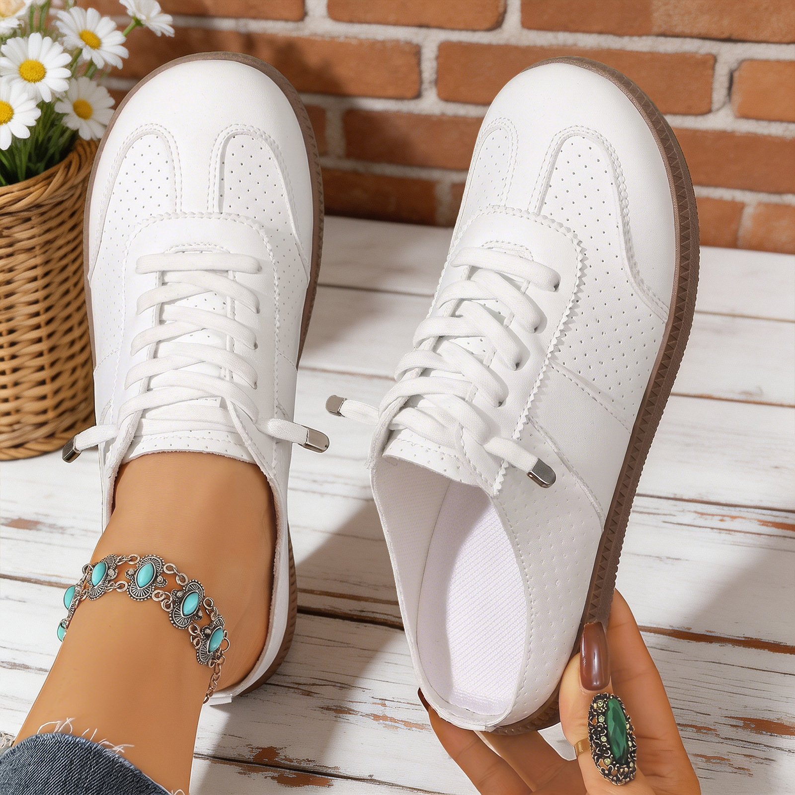 Zapatos de verano transfronterizos de mujer agujero de ventilación de la cabeza de lazo medio arrastrado de color con base suave zapatos perezosos de estilo de viaje ocio