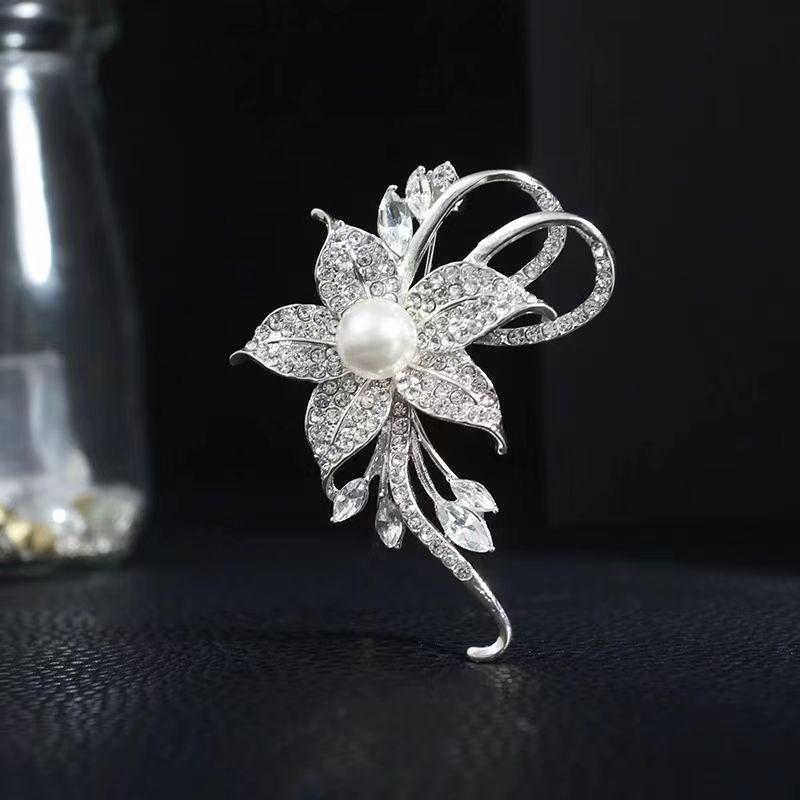 新商品の高級ブローチの軽い豪華なスーツのコートの胸の花、日韓の気質のピンの大気の百合の精巧な個性の装飾|undefined