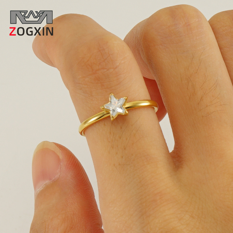 Nuevo anillo de estrella de circón con incrustaciones de acero inoxidable transfronterizo para mujeres anillo de acero de titanio de lujo ligero versátil europeo y americano en stock al por mayor