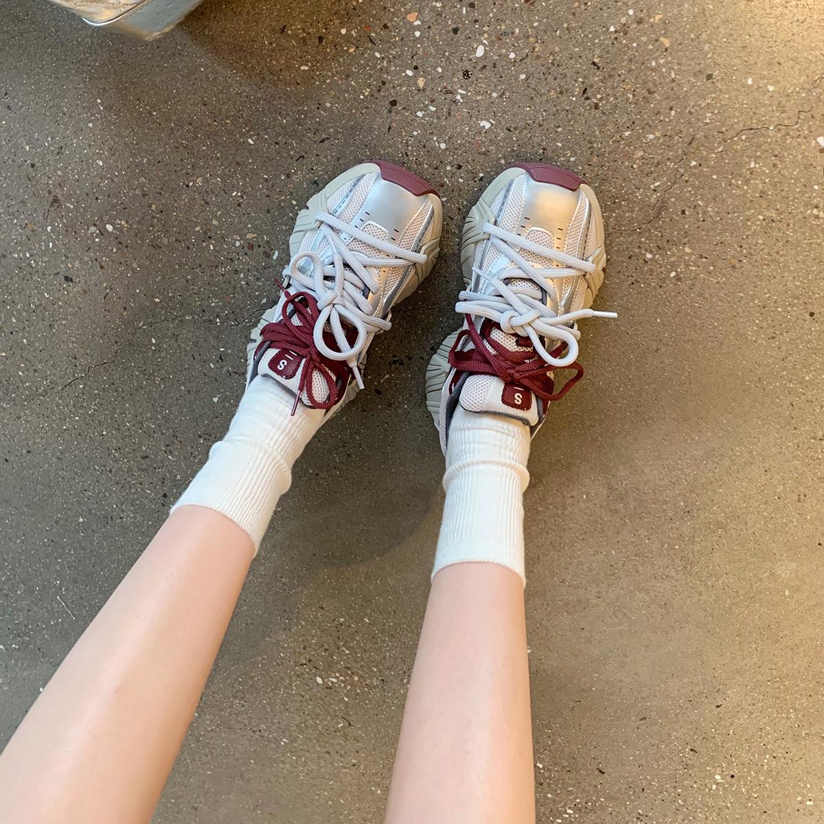 Versión de cuero de vaca de la uva de la misma línea de zapatos de doble malla de empalme grueso aumento de altura zapatos de cuero casuales de mujer zapatos deportivos de cuero