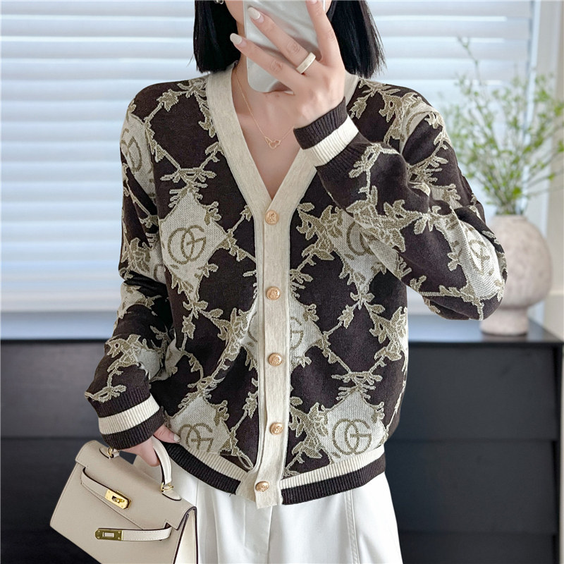 Jacquard V-neck cardigan for women, 2026 autumn new style, gold-threaded knit sweater, loose and stylish, age-reducing jacket top