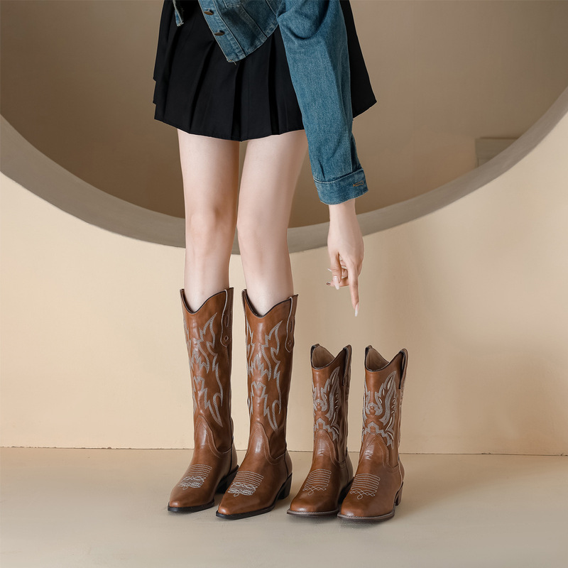 2023 He Sui same style Western cowboy boots thick heel V mouth embroidered knight boots retro plus size women's boots 41-43 2023 He Sui same style Western cowboy boots thick heel V mouth embroidered knight boots retro plus size women's boots 41-43