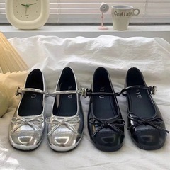 銀色の蝶結びの浅い口のバレエの靴の女性2025春の新型のフランスの平底のメアリー珍の復古の小さい革靴