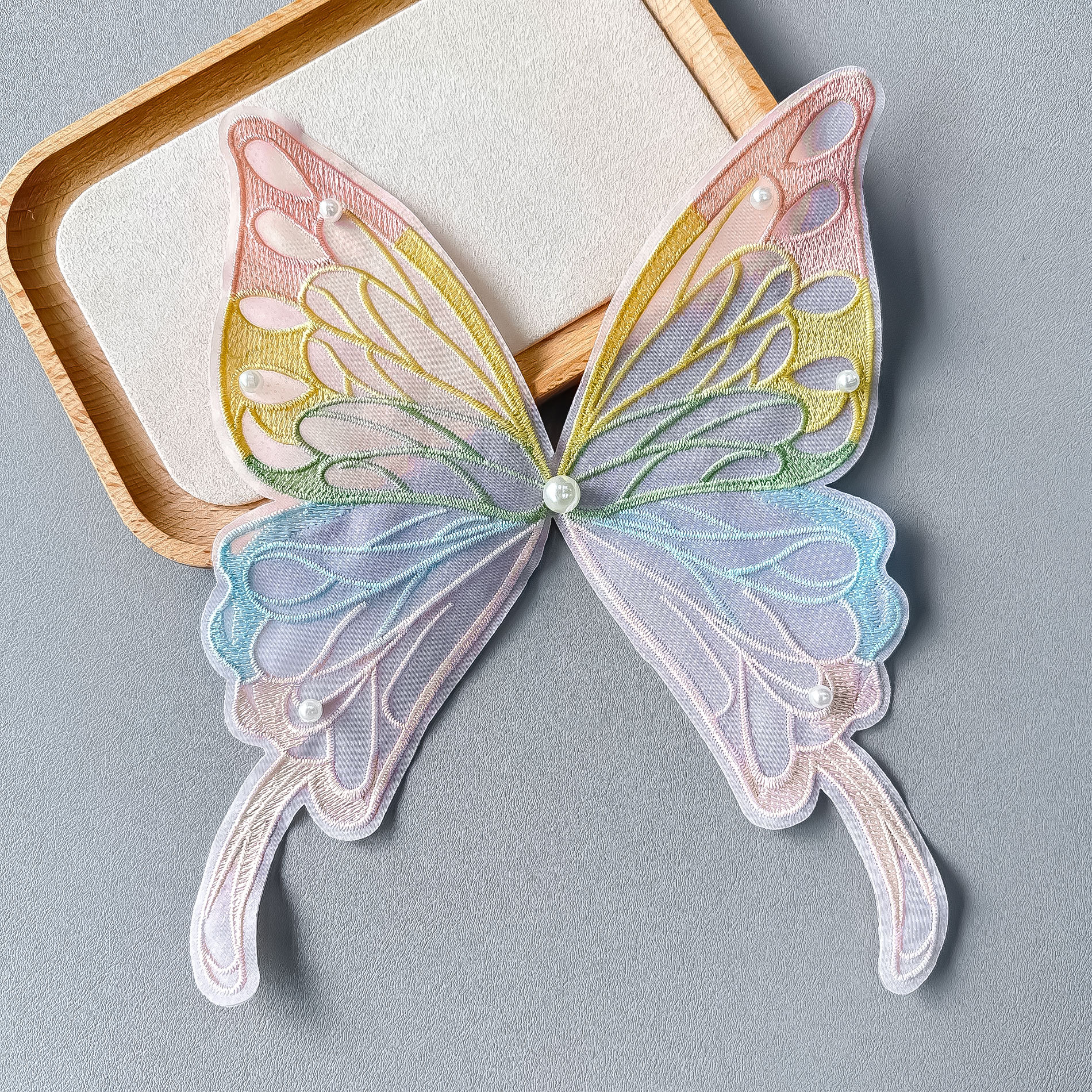 En stock, bordado de organza, colorida mariposa de perlas tridimensional, horquilla no adhesiva, accesorio para el cabello para ropa infantil, decoración de parches de tela
