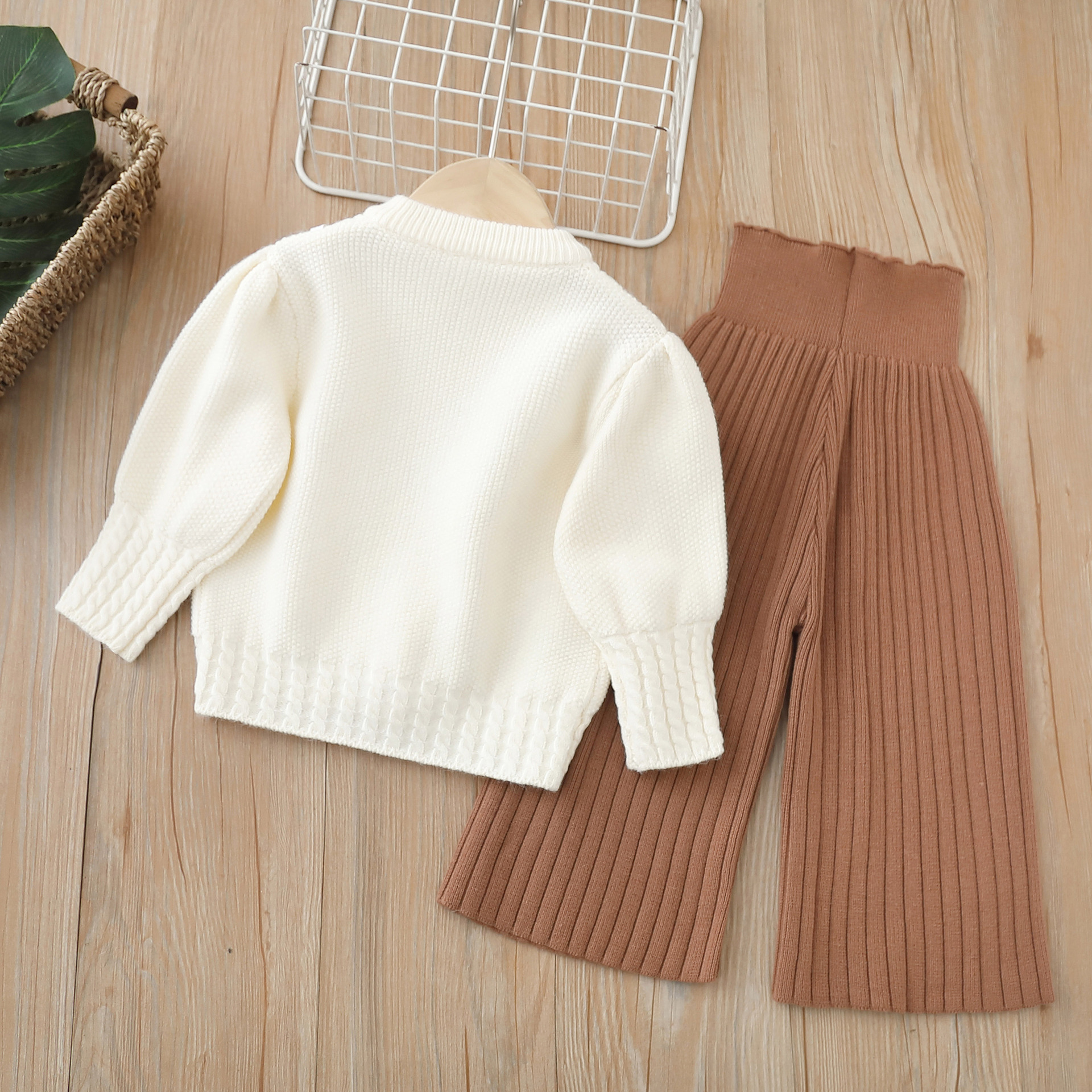 Set pantaloni tricotați din două piese pentru fete, toamnă/iarnă 2024, model nou, model Treasure, model lucrat manual cu flori_voghion.com