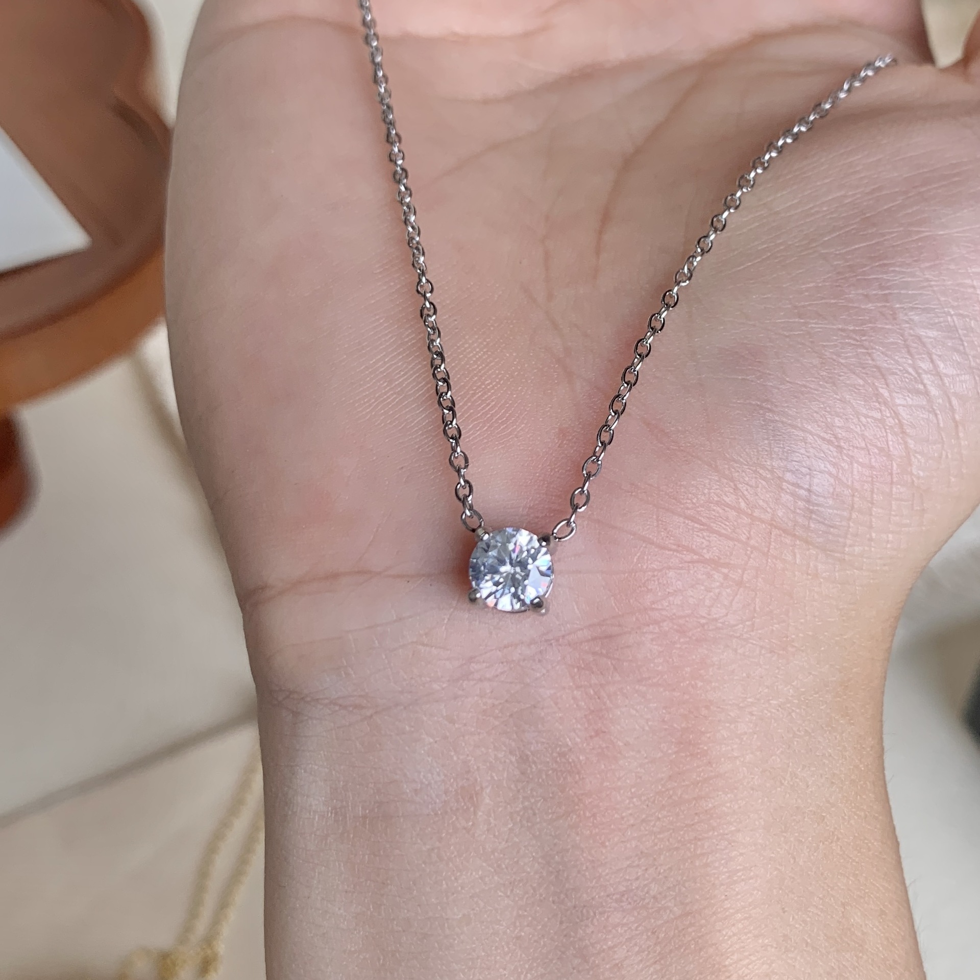 Sulin Japanese-style diamond necklace, titanium steel plated with gold, single diamond moissanite without prongs, niche collarbone chain