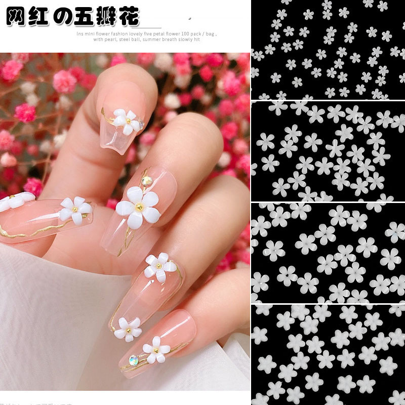 Popular manicura popular en línea pequeña flor blanca tamaño blanco mezclado flor de cinco pétalos con pequeña bola de acero tridimensional decoración de uñas de resina