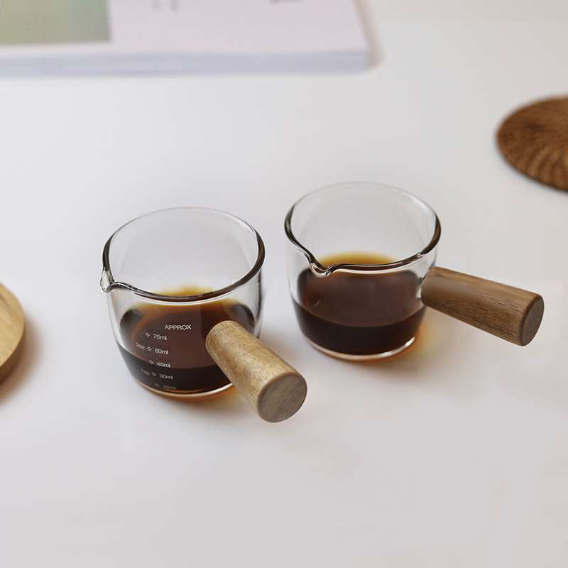 エスプレッソの木の柄のミルクの缶の双口の小さいミルクの杯の多種の調味料のソースは皿のツールをつけてスケールの計量カップを抽出します。|undefined