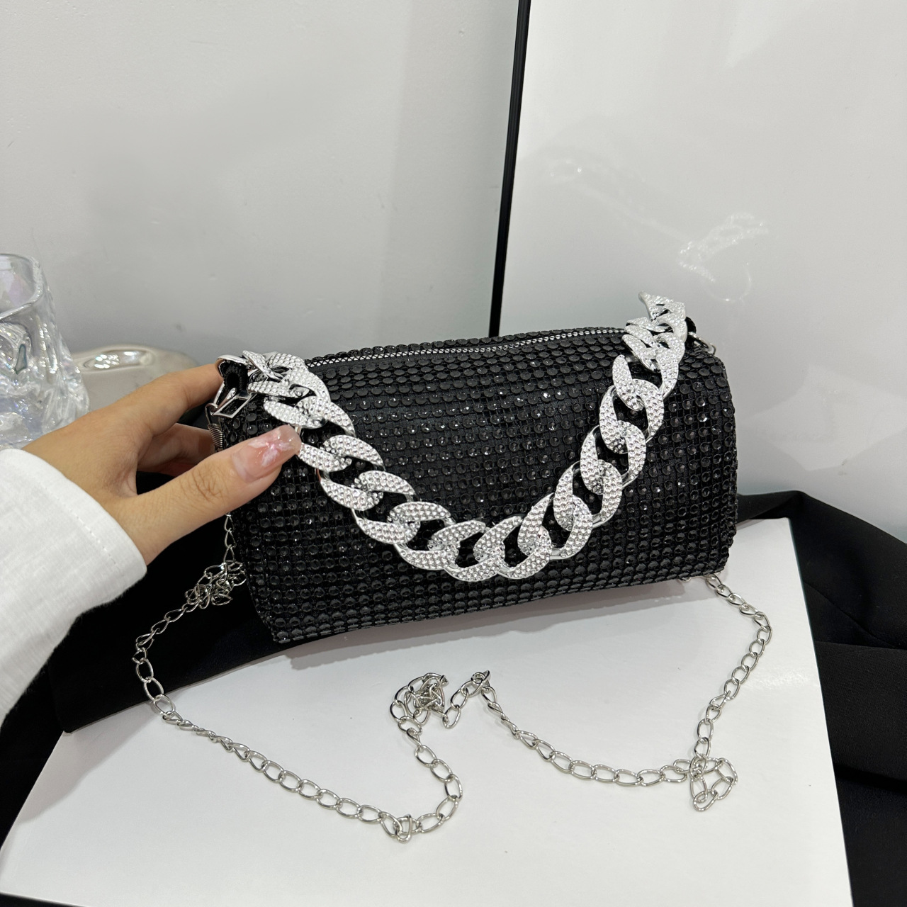 Bolsa de cadena de taladro de la red de comercio exterior para mujeres 2025 nueva primavera personalidad explosión de estilo extranjero hombro nicho bolsa de cena para mujeres