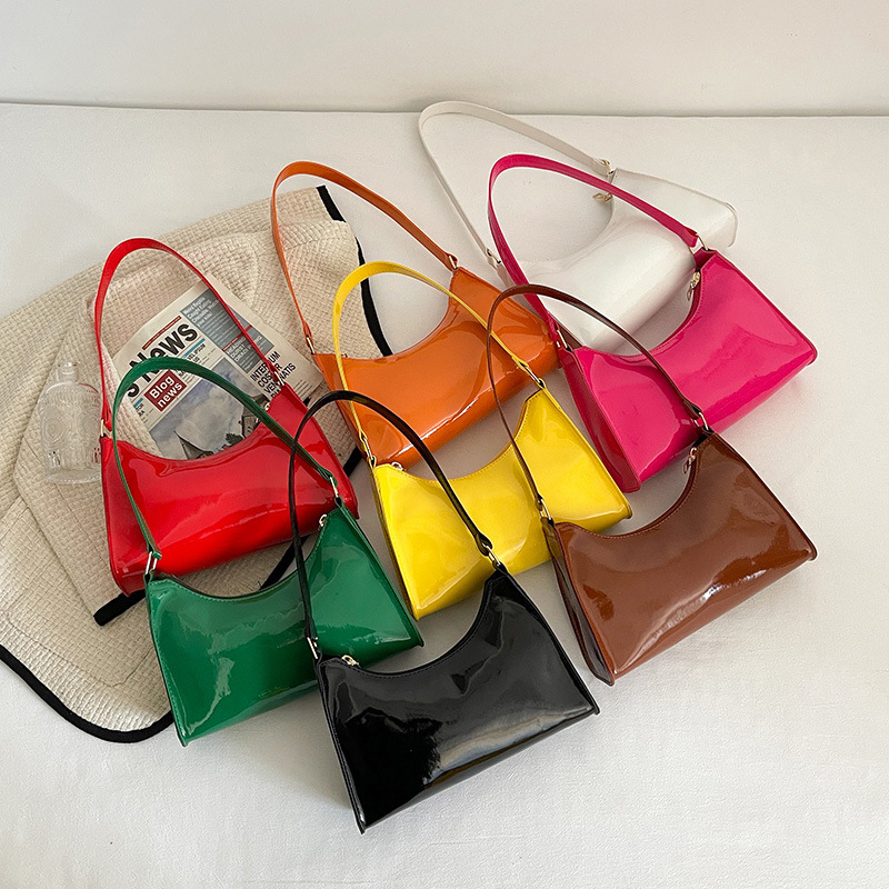 Bolsos sencillos de principios de primavera para mujer, nuevos bolsos cuadrados pequeños de moda de color caramelo, bolsos de un solo hombro y axilas, bolsos pequeños sencillos de otoño e invierno