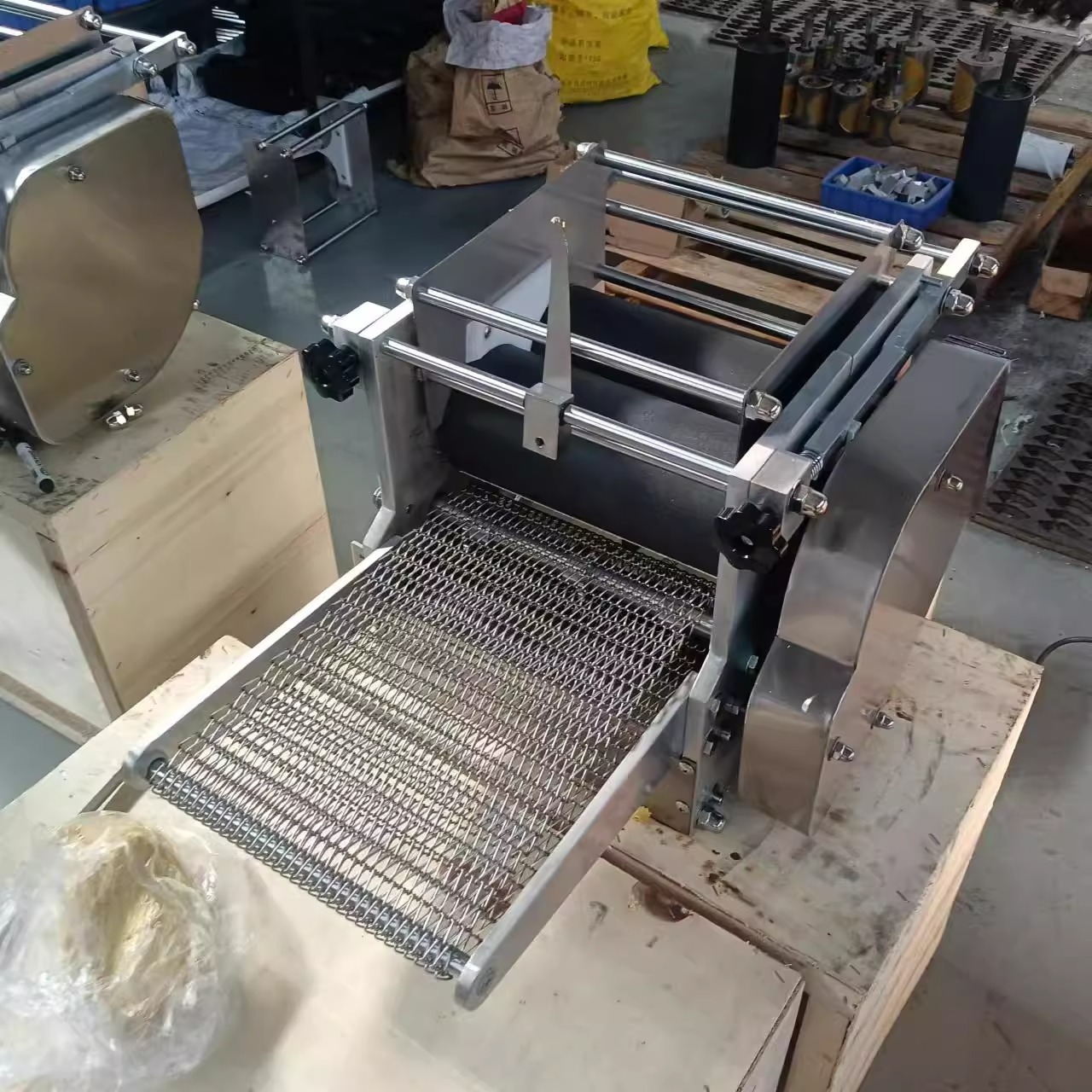 Los fabricantes venden al por mayor pequeñas máquinas de panqueques de cereales diversos para imitar las máquinas de panqueques manuales máquinas de formación de tortillas multifuncionales totalmente automáticas