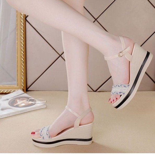 Sandalias para mujeres verano 2026 nueva moda de tacones altos muffin fondo grueso temperamento extranjero zapatos de playa de hadas de moda