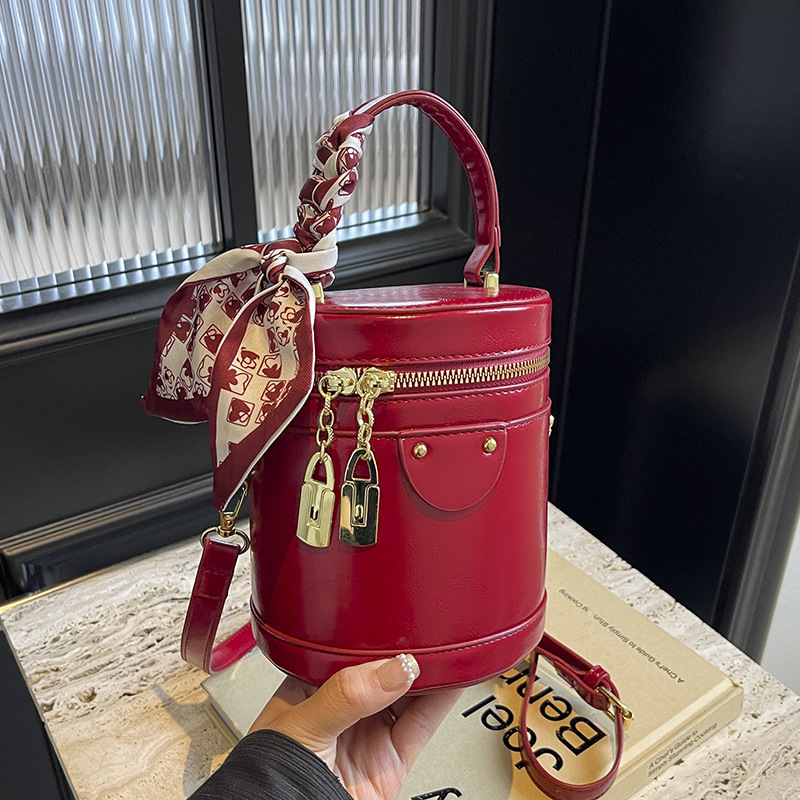 This year's popular new fashion item is a stylish, elegant, and sophisticated hand-held cylindrical bag, a casual and versatile Korean-style crossbody bag for women