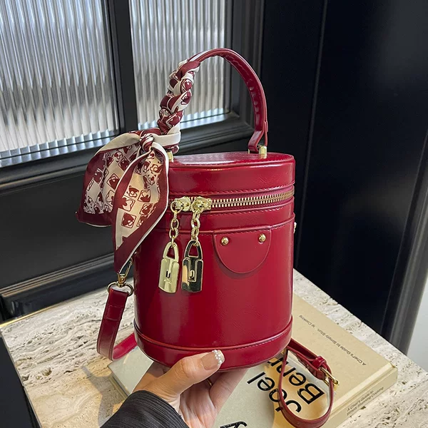 This year's popular new fashion item is a stylish, elegant, and sophisticated hand-held cylindrical bag, a casual and versatile Korean-style crossbody bag for women