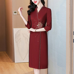 qwfs7633喜婆婆婚宴装丈母娘礼服裙2025秋季时尚绣花酒红色连衣裙